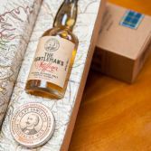 Set regalo di cera di baffi e bottiglia di whisky